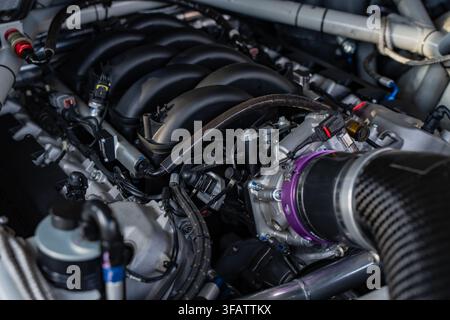Vano motore di corsa V8 ad alte prestazioni con collettore di aspirazione in plastica, corpo farfalla elettronico e tubo di aspirazione in fibra di carbonio Foto Stock
