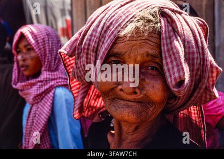 Cambogia: provincia di Kompong Speu, Una donna alla distribuzione di riso ai villici da parte di un aiuto internazionale. Foto Stock