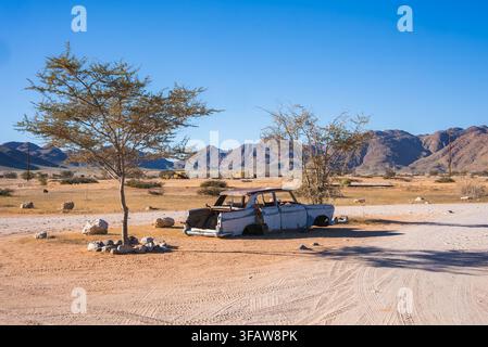 Auto d'epoca abbandonata nell'insediamento desertico di Solitaire in Namibia Foto Stock