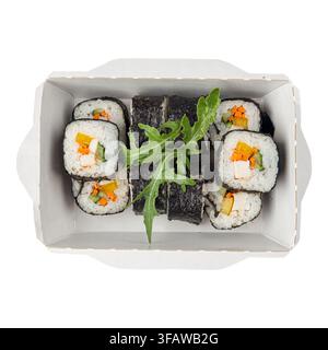 Rotoli di sushi futomaki vegetariani in scatola da asporto Foto Stock