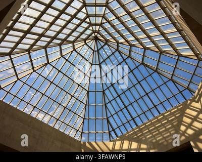 New York, New York, USA - 11 aprile 2017: Lucernario architettonico al Met Museum Foto Stock