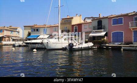 Case provenzali colorate sul lungomare e yacht ormeggiati lungo i canali panoramici di Port Grimaud, conosciuta come la Venezia della Provenza, Francia. Foto Stock
