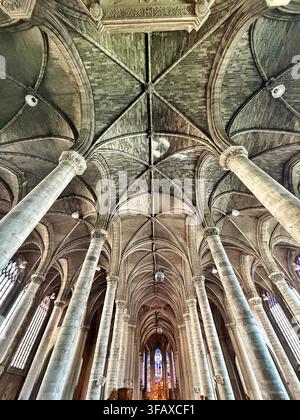 Chiesa Saint-Maurice su Rue Pierre-Mauroy, Lille, Francia. Foto Stock