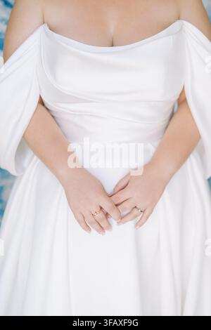 Primo piano della sposa in un abito da sposa bianco con spalle scoperte Foto Stock