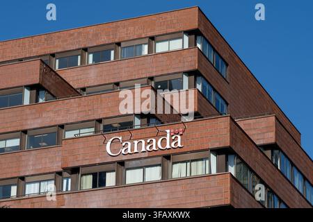 Edificio Joseph Shepard (Edificio del Governo del Canada) su Yonge Street a North York, Toronto, Ontario, Canada Foto Stock