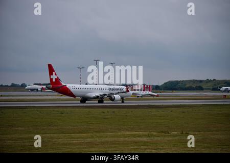 Helvetic Airways Embraer E195AR, registrazione HB-JVZ, in accelerazione lungo la pista durante il rollio di decollo all’aeroporto Václav Havel di Praga. Foto Stock