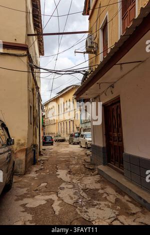 Tipica strada stretta in Stone Town, Zanzibar, Tanzania Foto Stock