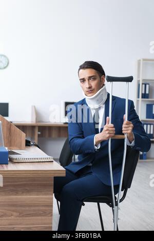 Il giovane dipendente dopo un incidente in ufficio Foto Stock