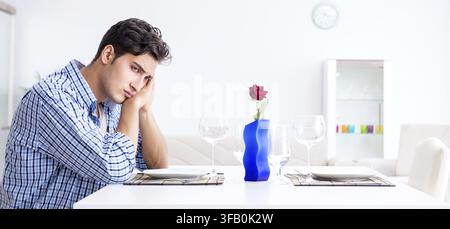 L'uomo solo si prepara per un appuntamento romantico con la sua amata Foto Stock
