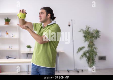 Giovane in attesa del medico in clinica Foto Stock