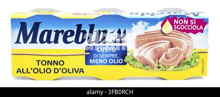 Il tonno Mareblu in olio d'oliva è una conserva di tonno di alta qualità che offre il classico sapore italiano con contenuto ridotto di olio. Tenero, saporito e conservato Foto Stock