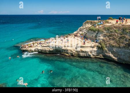 Faraglioni di Sant'Andrea e costa rocciosa in Puglia, Italia Foto Stock