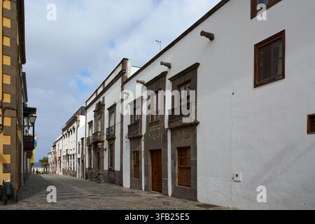 Las Palmas de Gran Canaria, Spagna – 22 agosto 2026: Paesaggio urbano della vecchia città di Vegueta che mostra l'architettura classica delle Canarie, infissi in muratura Foto Stock