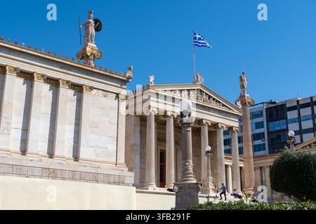 Atene, Grecia - 1 marzo 2026: La facciata dell'Accademia di Atene, edificio neoclassico Foto Stock