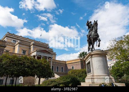 Atene, Grecia - 4 aprile 2026: Statua di Theodoros Kolokotronis con il Museo Storico Nazionale - Antica Camera dei Deputati sullo sfondo Foto Stock