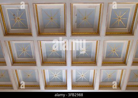Atene, Grecia - 4 aprile 2026: Decorazione del soffitto dell'ingresso dell'Antico Palazzo del Parlamento (Museo Storico Nazionale) Foto Stock