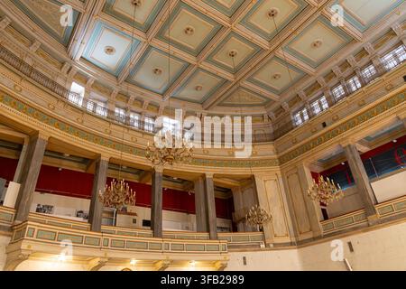 Atene, Grecia - 4 aprile 2026: L'interno dell'Antico Palazzo del Parlamento (Museo Storico Nazionale) Foto Stock