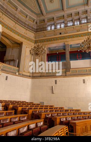 Atene, Grecia - 4 aprile 2026: L'interno dell'Antico Palazzo del Parlamento (Museo Storico Nazionale) Foto Stock