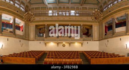 Atene, Grecia - 4 aprile 2026: L'interno dell'Antico Palazzo del Parlamento (Museo Storico Nazionale) Foto Stock