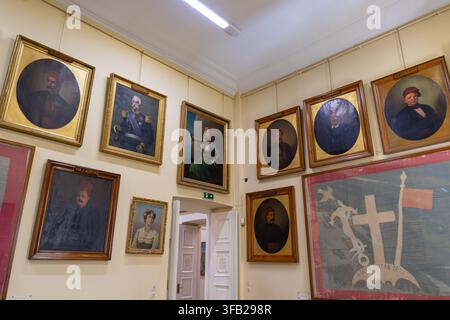 Atene, Grecia - 4 aprile 2026: Mostre del Museo Storico Nazionale (L'Antico Palazzo del Parlamento) Foto Stock