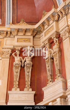 Atene, Grecia - 4 aprile 2026: L'interno dell'antico edificio della borsa di Atene in via Pesmazoglou Foto Stock