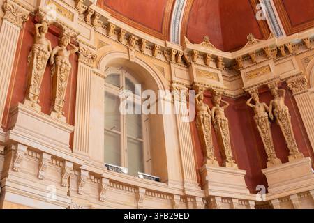 Atene, Grecia - 4 aprile 2026: L'interno dell'antico edificio della borsa di Atene in via Pesmazoglou Foto Stock
