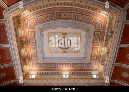 Atene, Grecia - 4 aprile 2026: L'interno dell'antico edificio della borsa di Atene in via Pesmazoglou Foto Stock