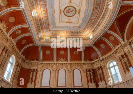 Atene, Grecia - 4 aprile 2026: L'interno dell'antico edificio della borsa di Atene in via Pesmazoglou Foto Stock