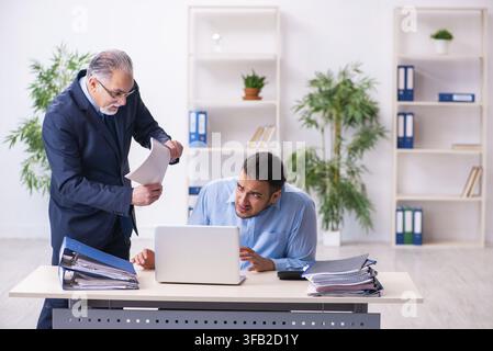 Vecchio capo e giovane assistente in ufficio Foto Stock