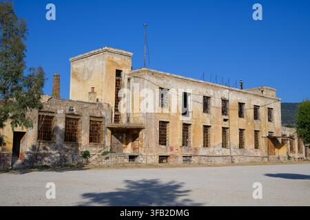 Goudi, Grecia - 18 luglio 2026: Edificio abbandonato di una fabbrica di pane dell'esercito nel parco di Goudi Foto Stock