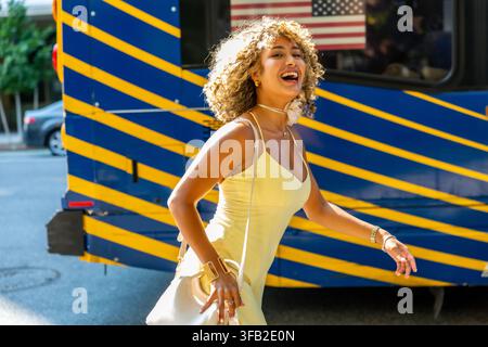 Donna felice che gode dello stile di vita urbano a New York City Foto Stock