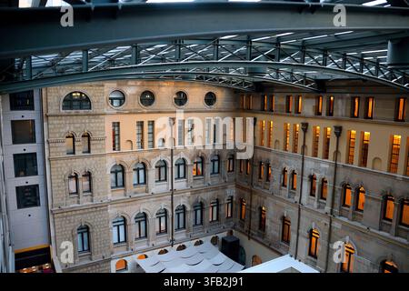 L'hotel Fullerton di Sydney, architettura storica e atrio con tetto di vetro, Sydney, Australia Foto Stock