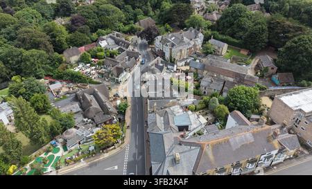 Shanklin, Regno Unito - 20 giugno 2026: Veduta aerea del vecchio villaggio di Shanklin con cottage storici a tetto di paglia, strade tortuose e verde rigoglioso Foto Stock