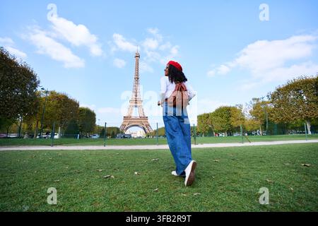 Donna in viaggio a Parigi che vede la Torre Eiffel. Foto Stock