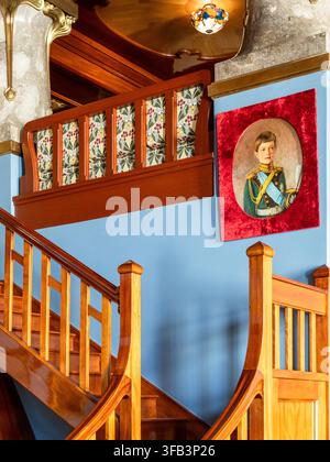 Puškin, Russia – 3 agosto 2026: scala di legno con ritratto del Tsarevich Alexei Nikolaevich, figlio dell'imperatore Nicola II, nel Palazzo Alexandre a Carskoye Selo Foto Stock