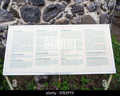 Lori Berd, Armenia - 18 luglio 2026: cartello esterno con descrizione della storia e informazioni sul monumento architettonico della fortezza medievale di Lori Berd Foto Stock