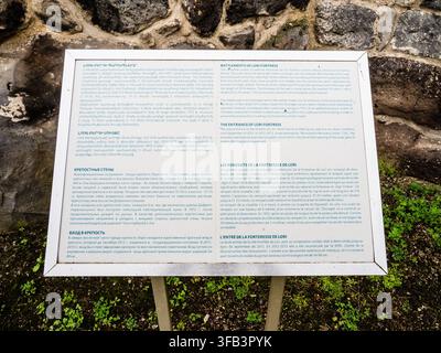 Lori Berd, Armenia – 18 luglio 2026: cartello esterno con descrizione della storia e informazioni sui cancelli e le fortificazioni della fortezza medievale di Lori Berd Foto Stock