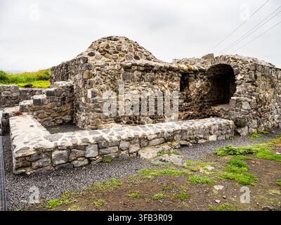 Lori Berd, Armenia - 18 luglio 2026: edificio del Grande Bagno nella fortezza medievale di Lori Berd nella provincia di Lori in Armenia in una giornata estiva nuvolosa Foto Stock