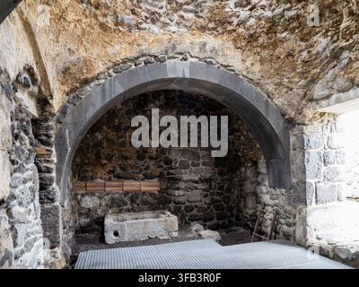 Lori Berd, Armenia - 18 luglio 2026: all'interno del Grande Bagno nella fortezza medievale di Lori Berd nella provincia di Lori in Armenia Foto Stock