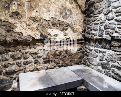 Lori Berd, Armenia - 18 luglio 2026: panca in pietra nel Grande Bagno nella fortezza medievale di Lori Berd nella provincia di Lori in Armenia Foto Stock