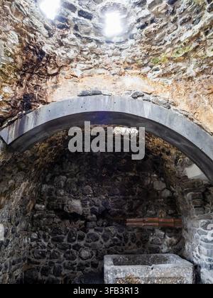 Lori Berd, Armenia - 18 luglio 2026: interno del Grande Bagno nella fortezza medievale di Lori Berd nella provincia di Lori in Armenia Foto Stock
