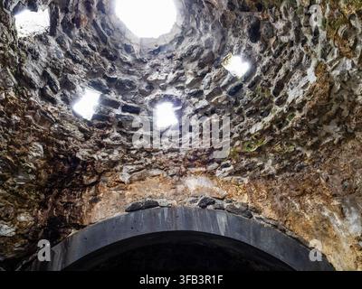 Lori Berd, Armenia - 18 luglio 2026: cupola nel Grande Bagno nella fortezza medievale di Lori Berd nella provincia di Lori in Armenia Foto Stock