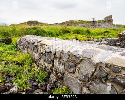 Lori Berd, Armenia - 18 luglio 2026: cortile della fortezza medievale di Lori Berd nella provincia di Lori in Armenia in una giornata estiva nuvolosa Foto Stock