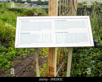Lori Berd, Armenia – 18 luglio 2026: cartello esterno con descrizione della storia e informazioni sul bagno nella fortezza medievale di Lori Berd a Lori Pr Foto Stock