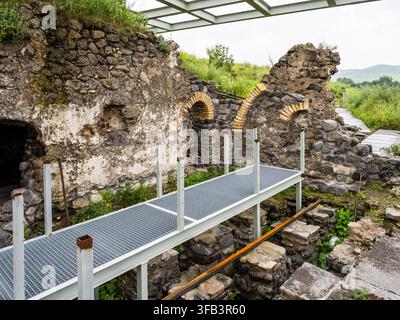 Lori Berd, Armenia - 18 luglio 2026: rovine del Piccolo Bagno nella fortezza medievale di Lori Berd nella provincia di Lori in Armenia in una giornata estiva nuvolosa Foto Stock