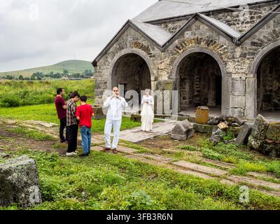 Lori Berd, Armenia - 18 luglio 2026: musicisti folk nella fortezza di Lori Berd nella provincia di Lori in Armenia in una giornata estiva nuvolosa Foto Stock