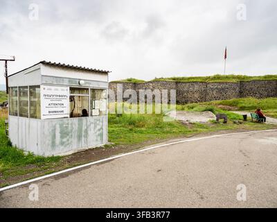 Lori Berd, Armenia - 18 luglio 2026: biglietteria e forte di Lori Berd nella provincia di Lori in Armenia in una giornata estiva nuvolosa Foto Stock