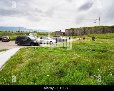 Lori Berd, Armenia - 18 luglio 2026: area di parcheggio e fortezza medievale di Lori Berd nella provincia di Lori in Armenia in una giornata estiva nuvolosa Foto Stock