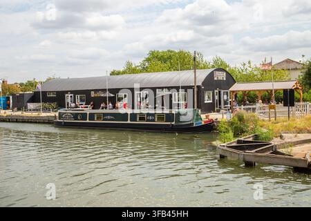 The Black Shed, un popolare caffè sul canale e centro comunitario situato lungo il Gloucester e Sharpness Canal vicino a Slimbridge, Gloucestershire Foto Stock