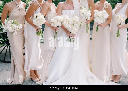 Brigata nuziale con eleganti bouquet bianchi a Earth to Table The Farm Foto Stock